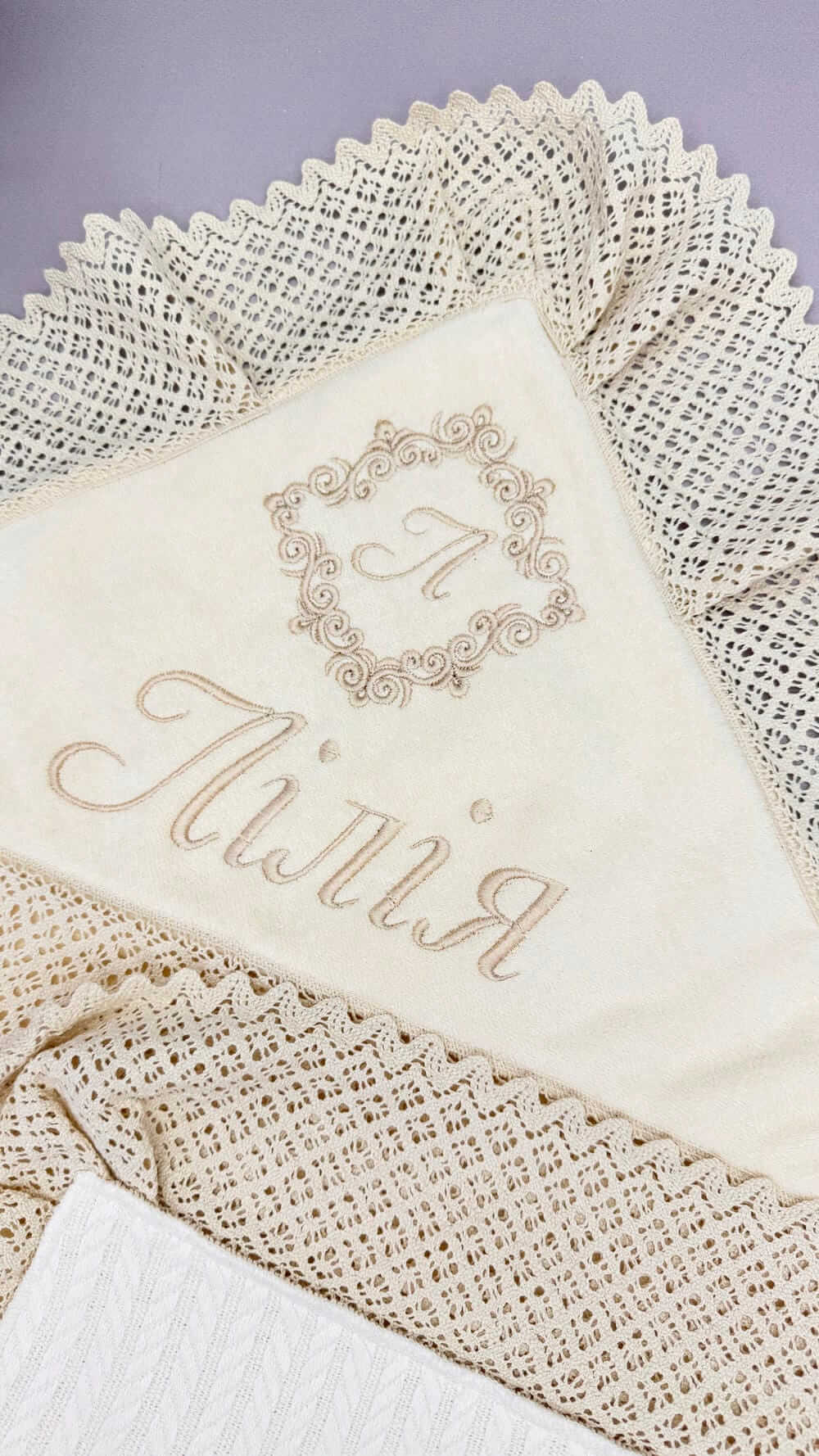 Крижма-плед “Молочний Затишок” з бавовняним мереживом, утеплена, іменна вишивка