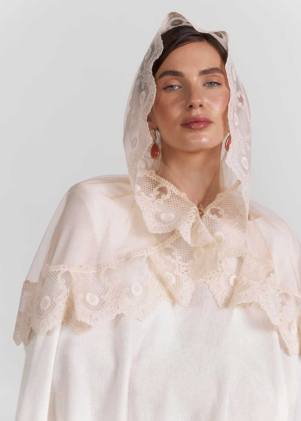 Палантин”Тепла Ніжність” з фатину,для вінчання/хрещення: бежеве мереживо, фіксація гребінцем