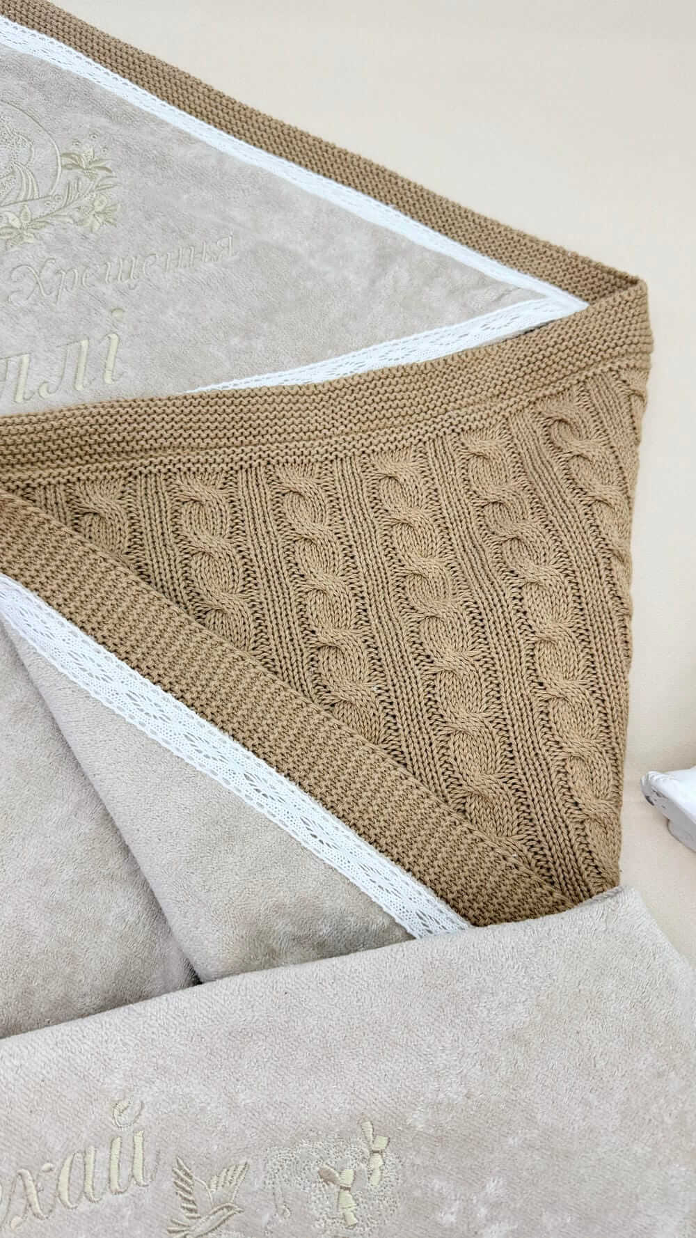 Крижма-плед “Теплий Кашемір”, купити махрову крижму з мереживом, іменний оберіг