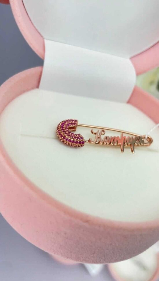 Именная булавка-оберег (серебро 925) с розовыми камнями, золотой цвет