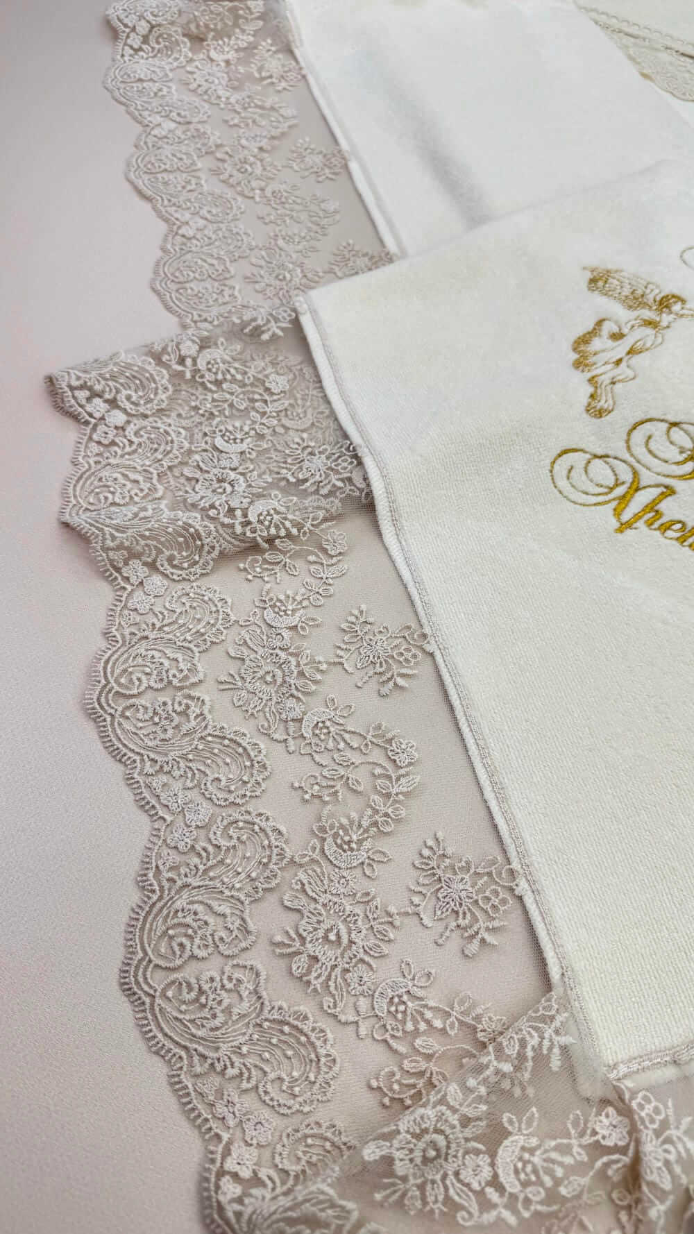 Крижмо на хрестини  “Золотий Візерунок”, широке мереживо, іменна вишивка