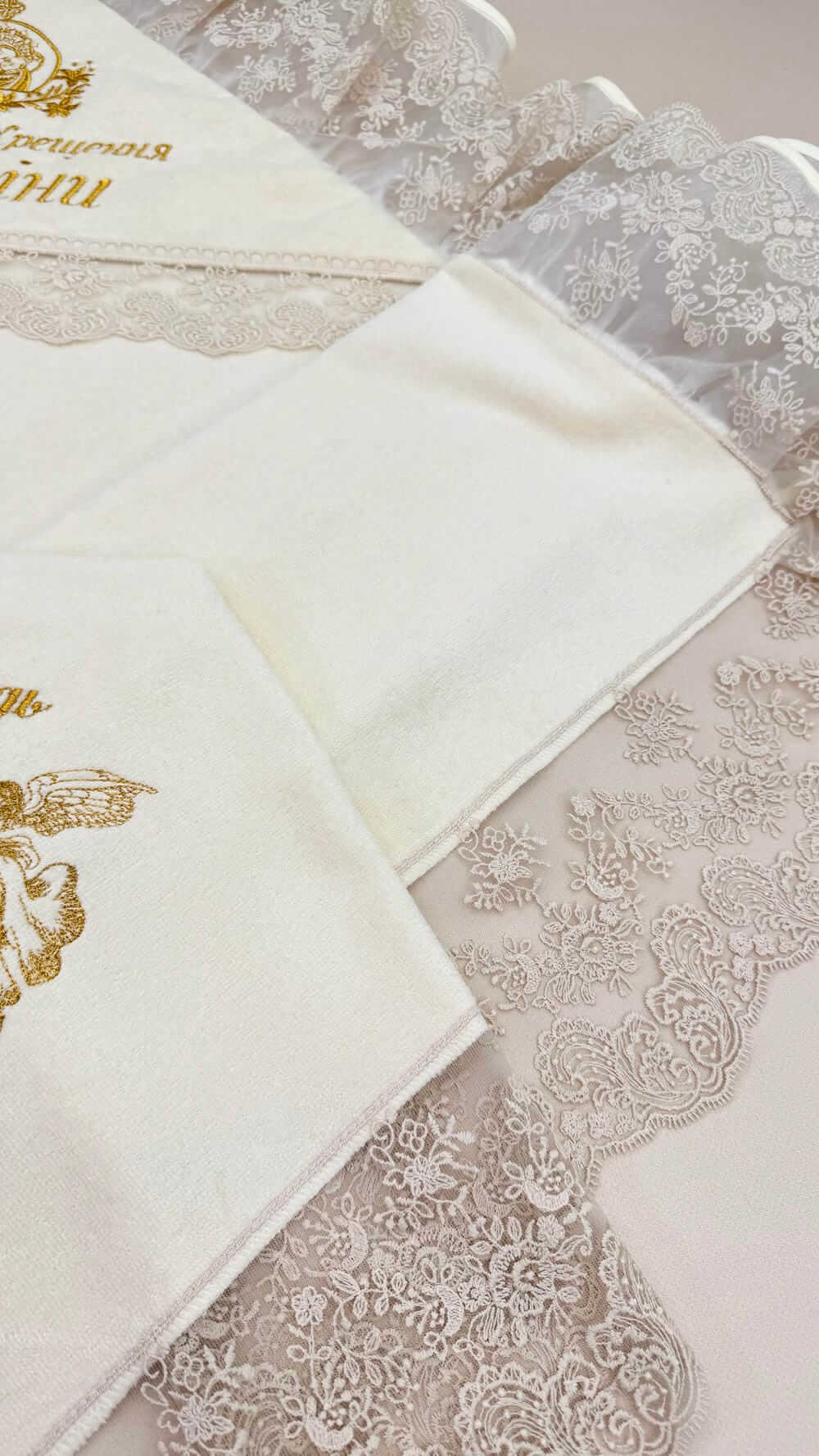 Крижмо на хрестини  “Золотий Візерунок”, широке мереживо, іменна вишивка