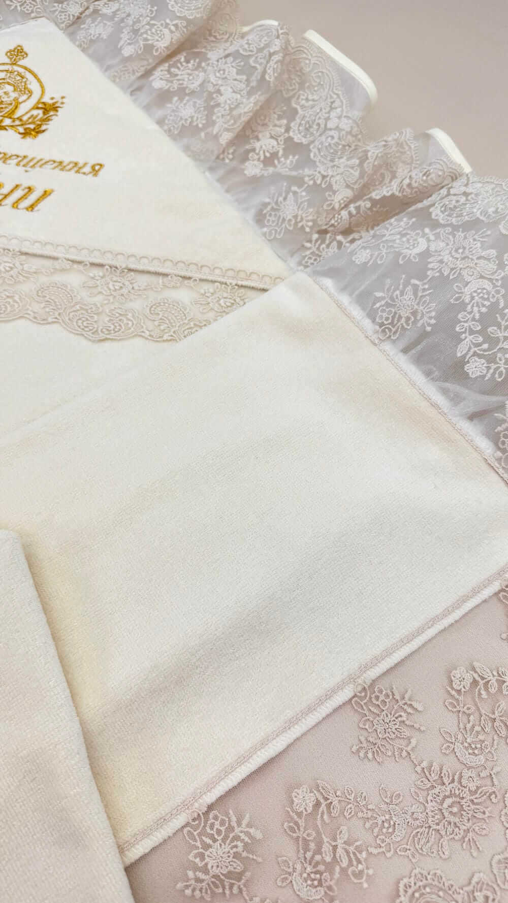 Крижмо на хрестини  “Золотий Візерунок”, широке мереживо, іменна вишивка