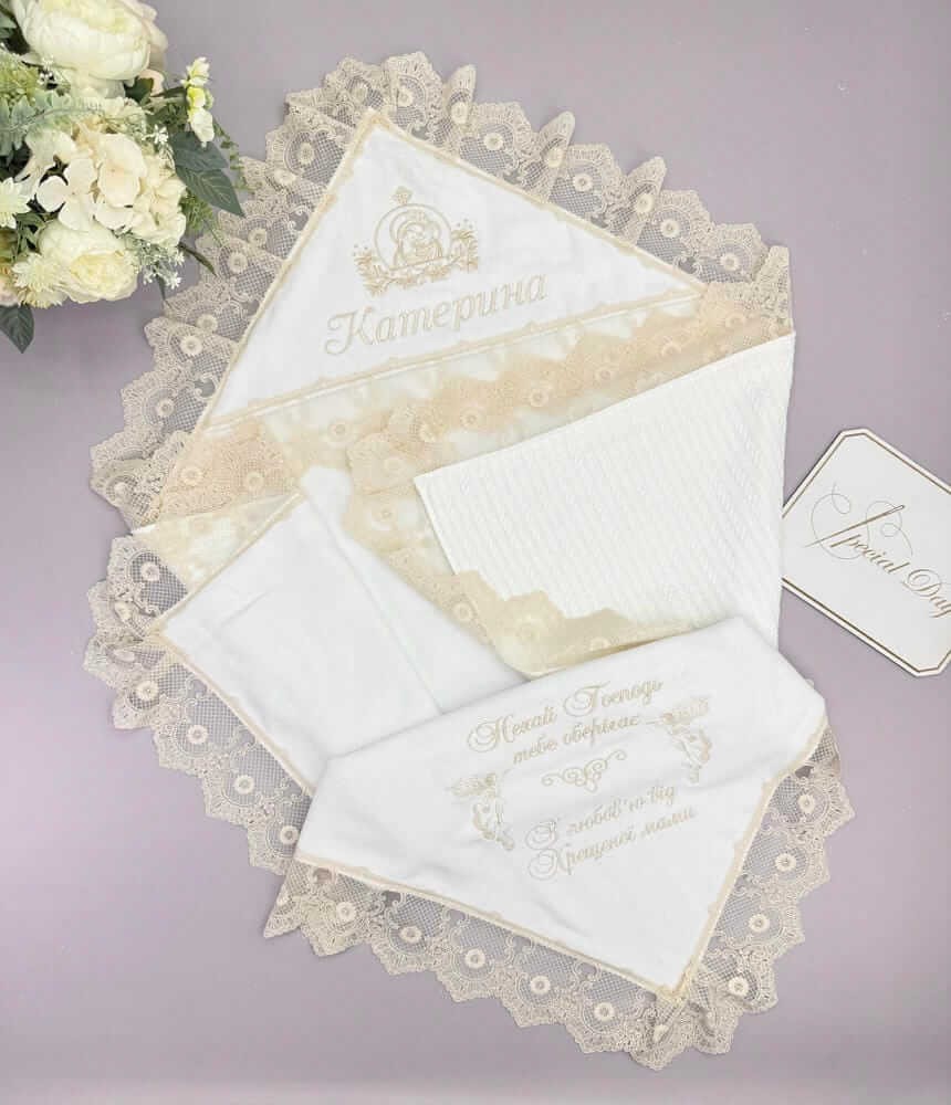 Именная крыжма-плед “Vintage Lace” с бежевым кружевом и вышитой метрикой