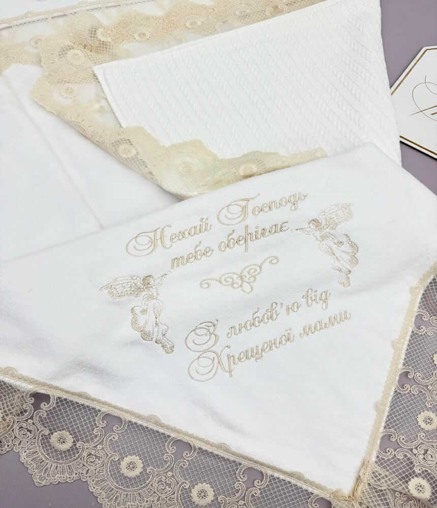 Именная крыжма-плед “Vintage Lace” с бежевым кружевом и вышитой метрикой