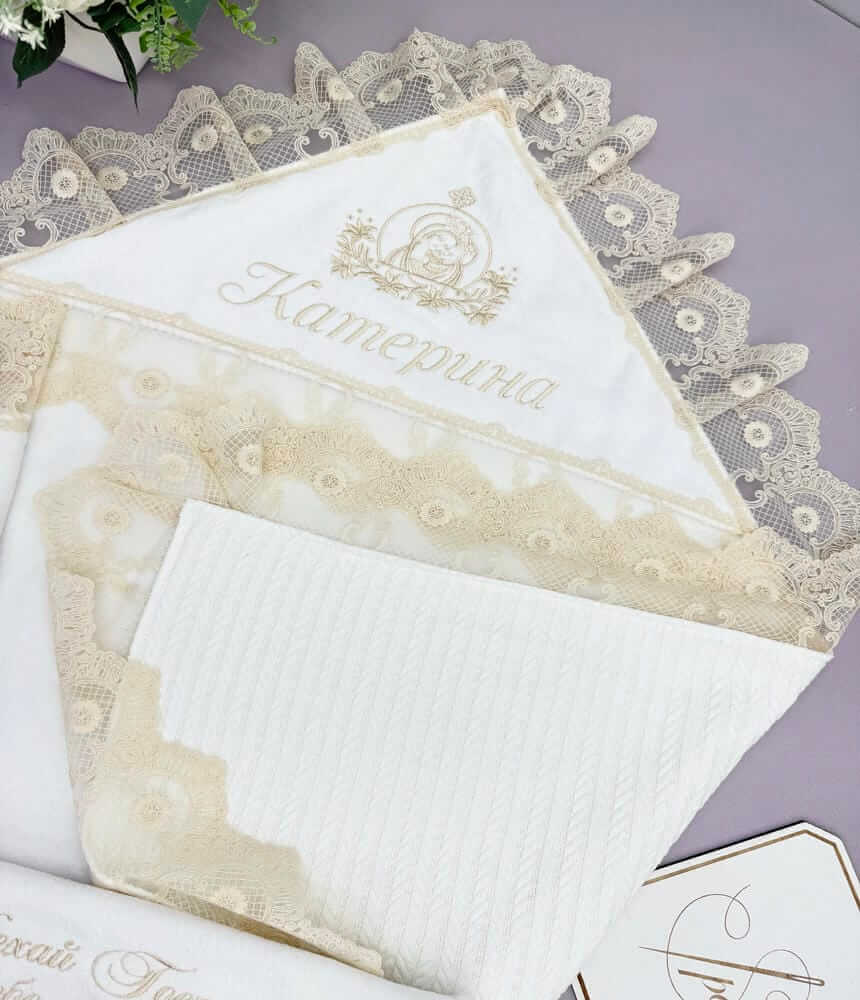 Именная крыжма-плед “Vintage Lace” с бежевым кружевом и вышитой метрикой