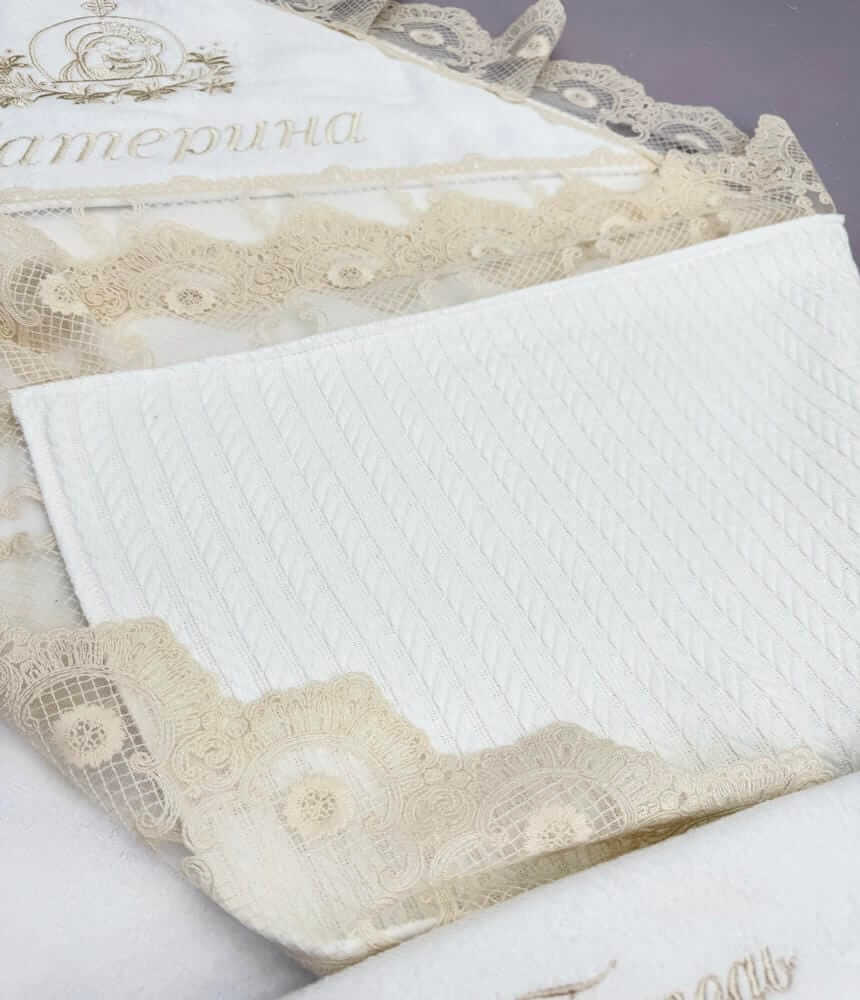 Именная крыжма-плед “Vintage Lace” с бежевым кружевом и вышитой метрикой