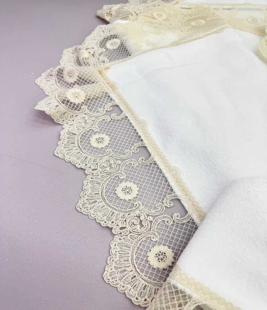 Именная крыжма-плед “Vintage Lace” с бежевым кружевом и вышитой метрикой