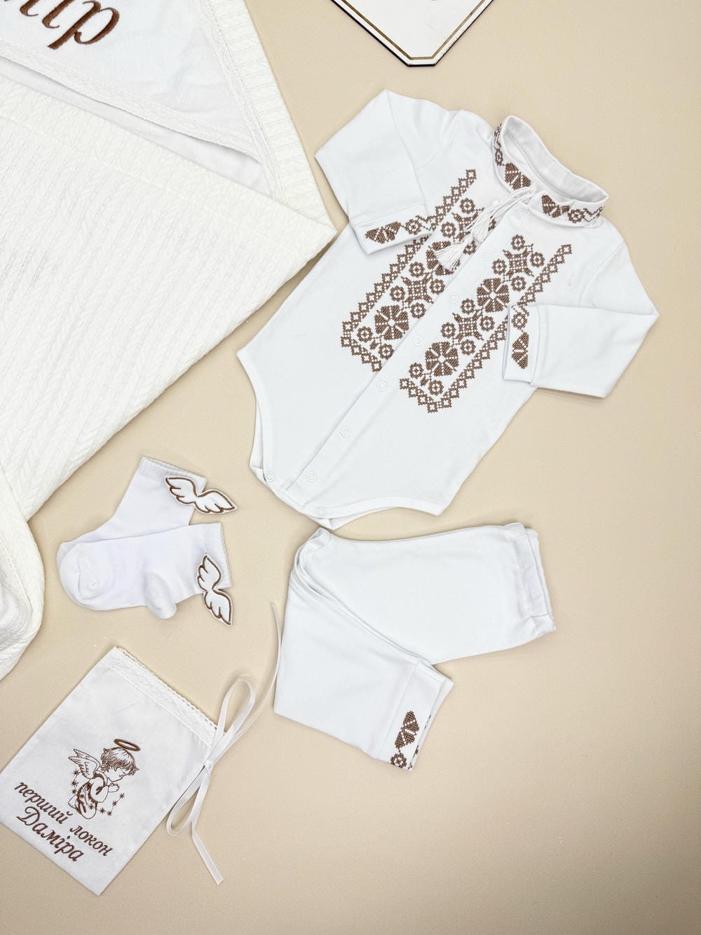 Утеплённый набор на крестины «Шоколадный бархат» с одеждой и аксессуарами