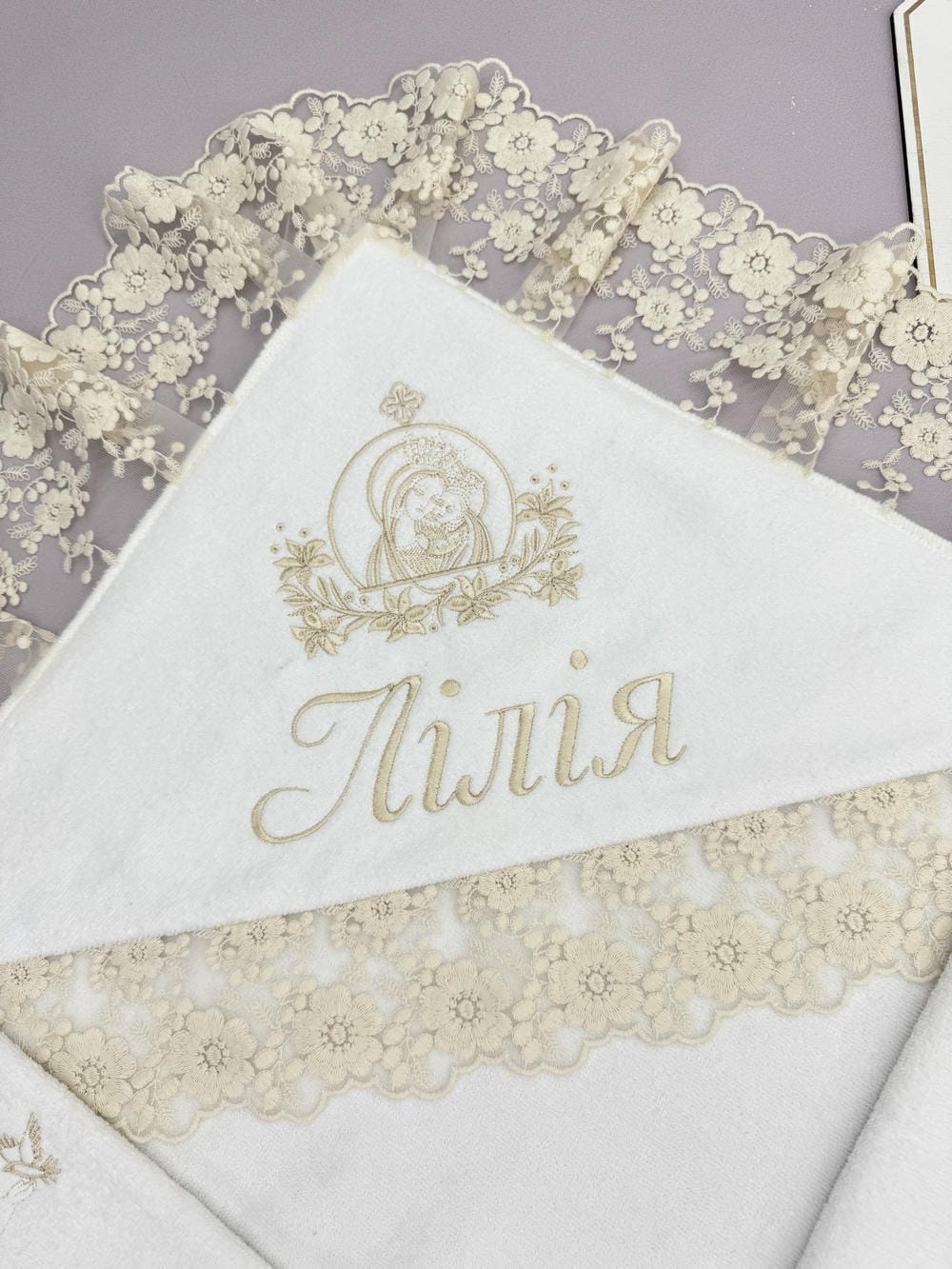 Именная крыжма «Королевская» с индивидуальной вышивкой и кружевом.