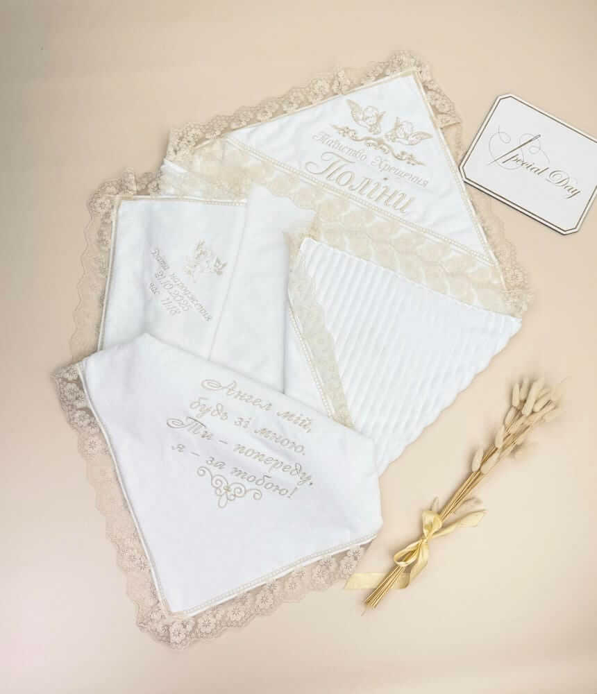 Именная крыжма-плед «Metric Bloom» с бежевым кружевом и страйп-плюшем