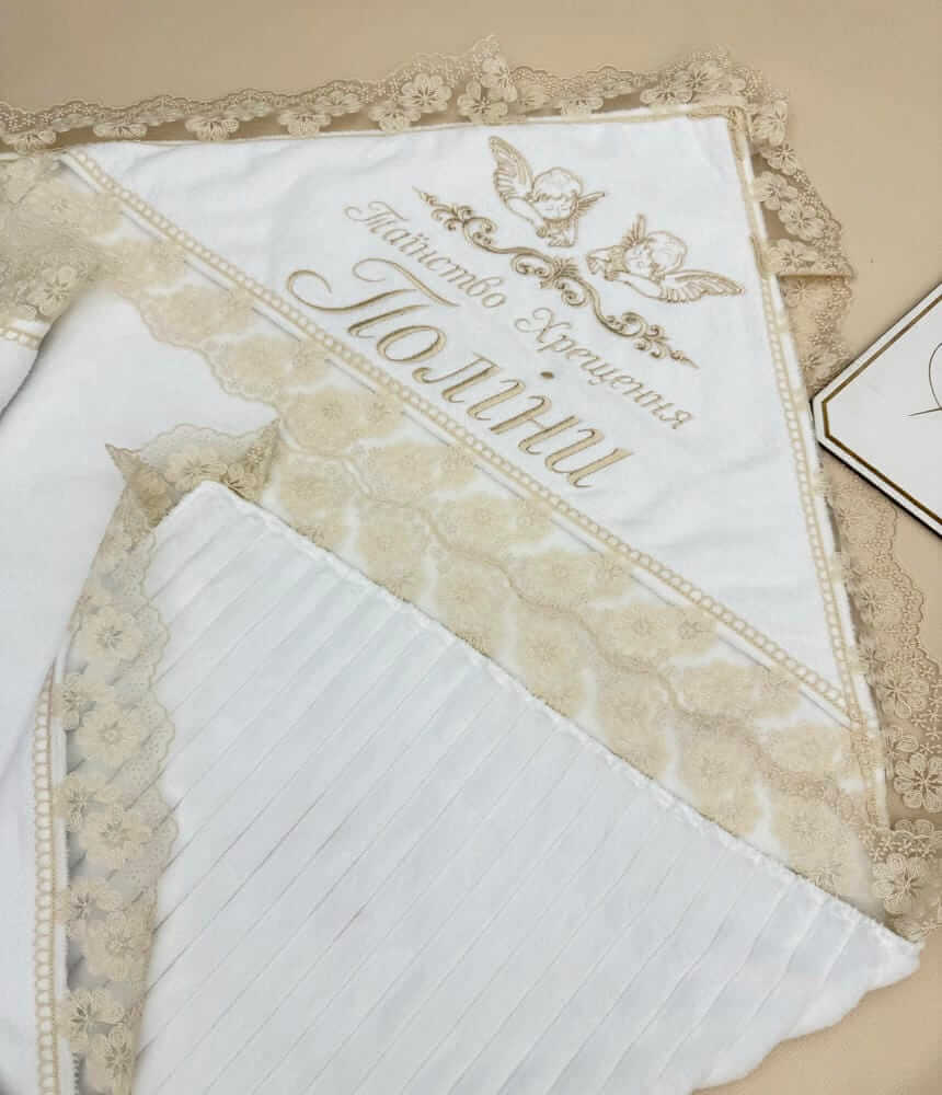 Именная крыжма-плед «Metric Bloom» с бежевым кружевом и страйп-плюшем