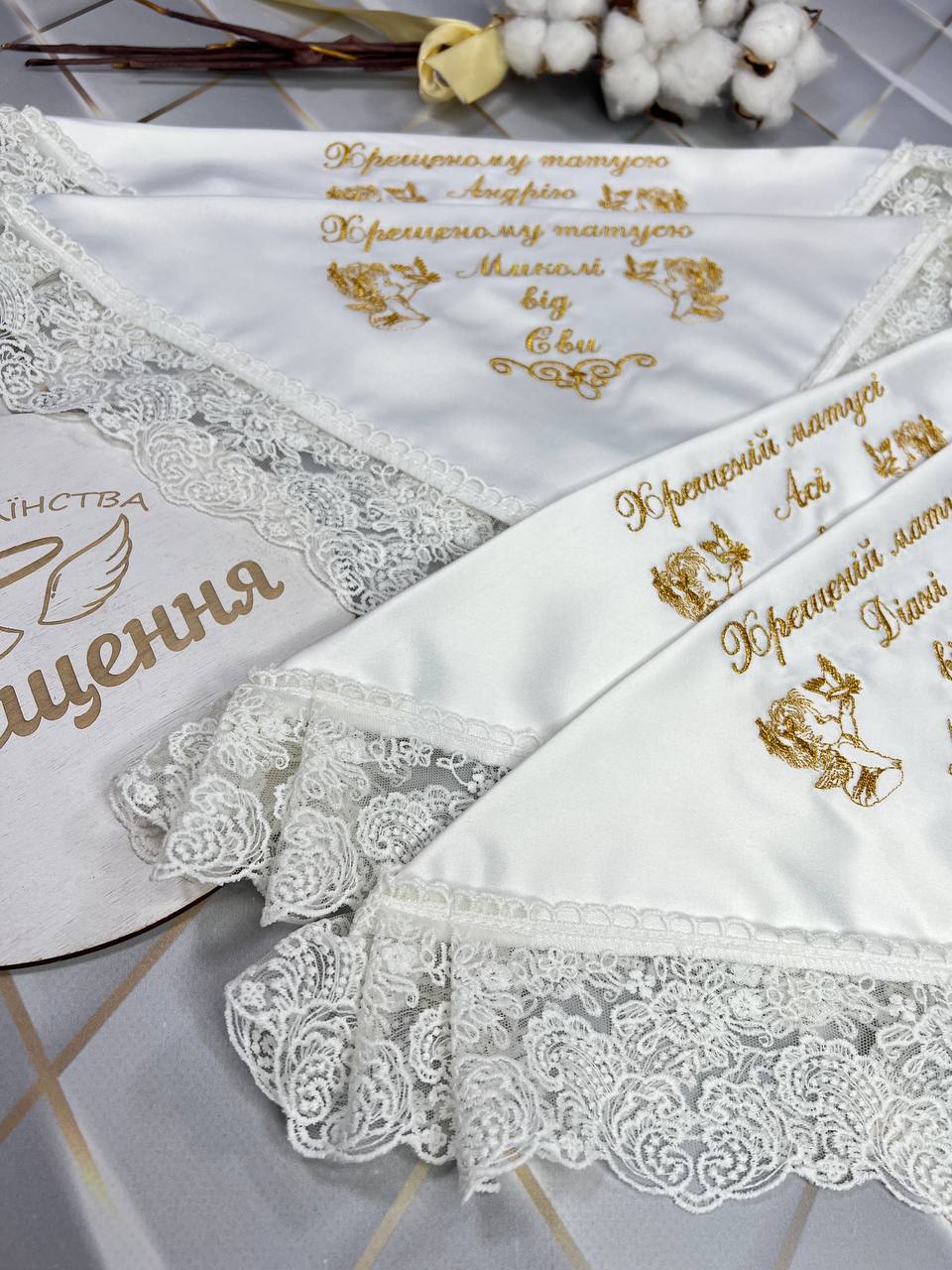 Именные атласные салфетки под свечи «Angel’s Touch» с кружевом