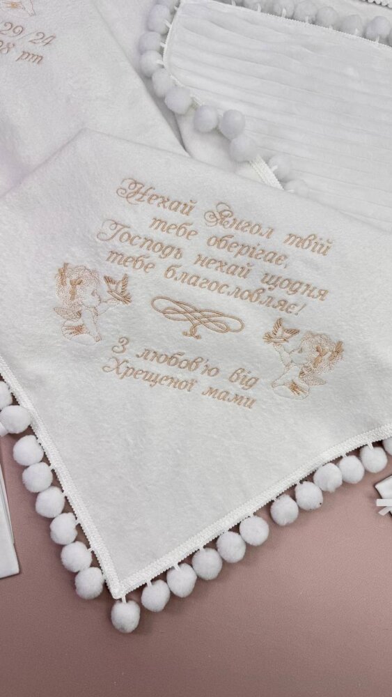 Полный крестильный набор Cream Harvest: утеплённая крыжма-плед, платье, шапочка и аксессуары.
