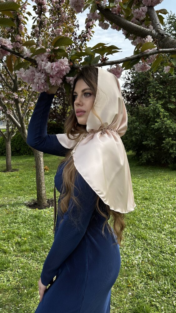 Бежевий шовковий палантин-капюшон для храму «Silk Elegance»