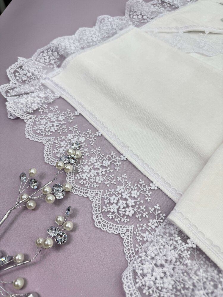 Хрестильний набір для дівчинки «Silver Shine»: крижма з мереживом та сатинова сукня