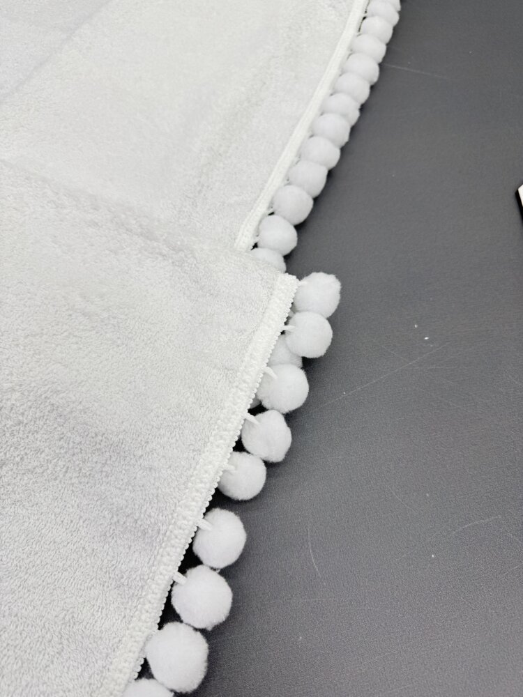 Махровая крыжма «Teddy Soft» с белыми помпонами и коричневой вышивкой