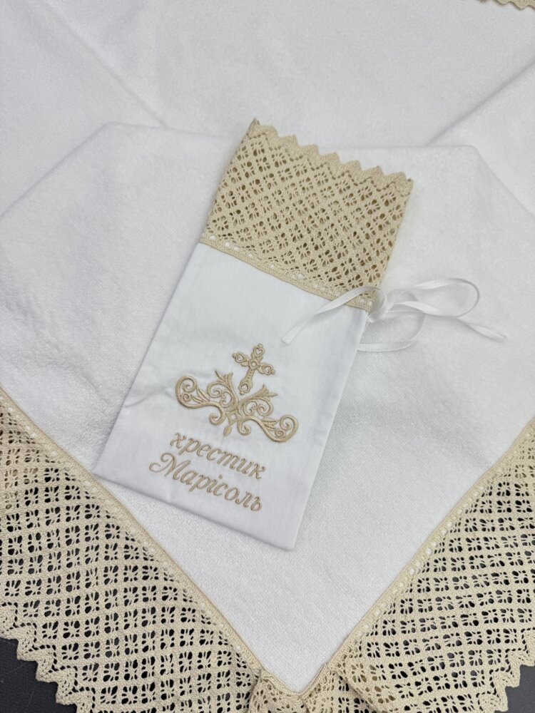 Хрестильний набір «Cream Lace Luxury»: крижма з велюр-махри та сатиновий мішечок