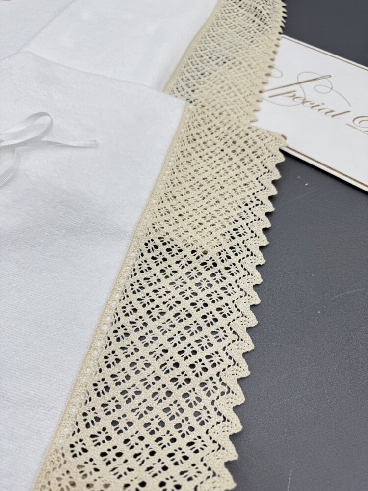 Хрестильний набір «Cream Lace Luxury»: крижма з велюр-махри та сатиновий мішечок