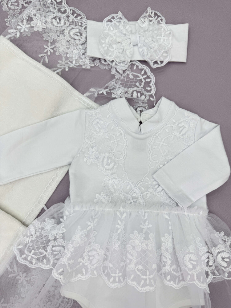 Хрестильний набір для дівчинки «Срібна Роса»: крижма з мереживом та боді-сукня