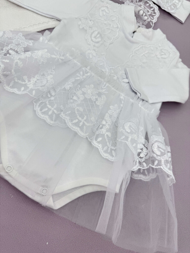 Хрестильний набір для дівчинки «Срібна Роса»: крижма з мереживом та боді-сукня