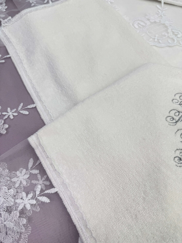 Хрестильний набір для дівчинки «Срібна Роса»: крижма з мереживом та боді-сукня