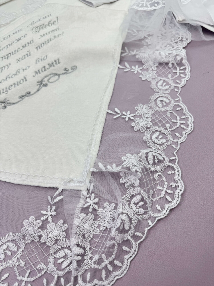 Хрестильний набір для дівчинки «Срібна Роса»: крижма з мереживом та боді-сукня