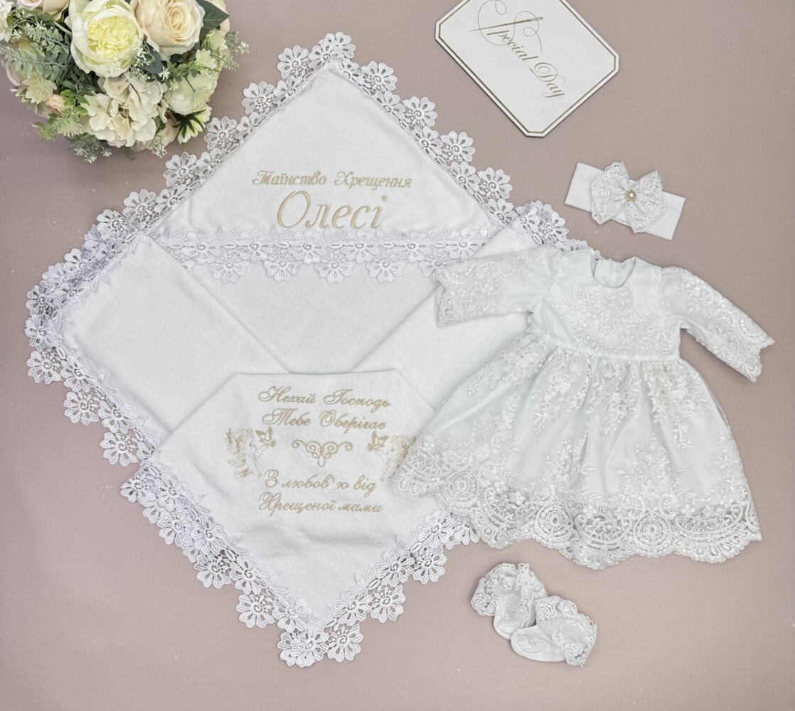 Крестильный набор «Floral Grace»: велюровая крыжма и сатиновое платье с гипюром.