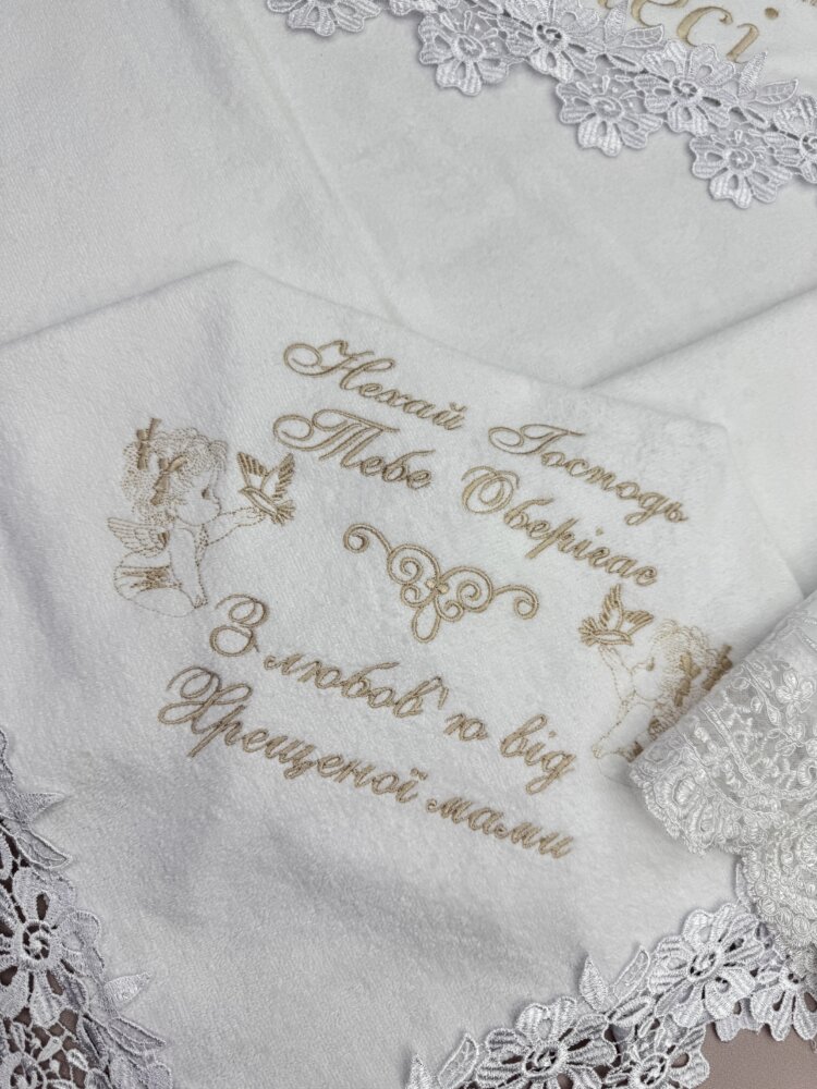 Крестильный набор «Floral Grace»: велюровая крыжма и сатиновое платье с гипюром.