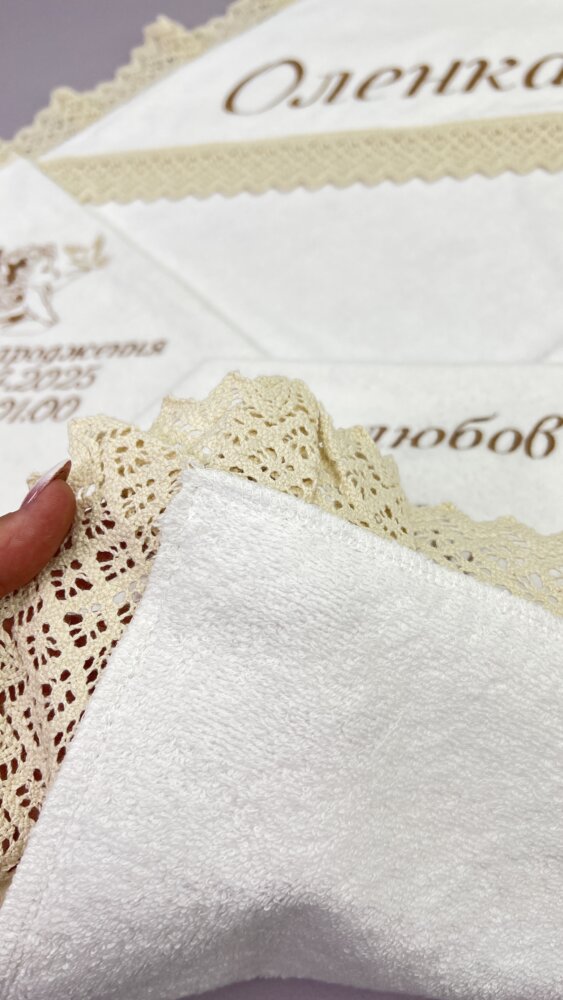 Эксклюзивная крыжма «Coffee & Cream» из велюр-махры и бежевого кружева.