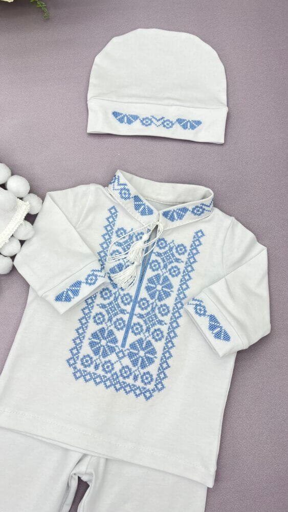 Крестильный набор для мальчика «Казацкий драйв» с голубой вышивкой.