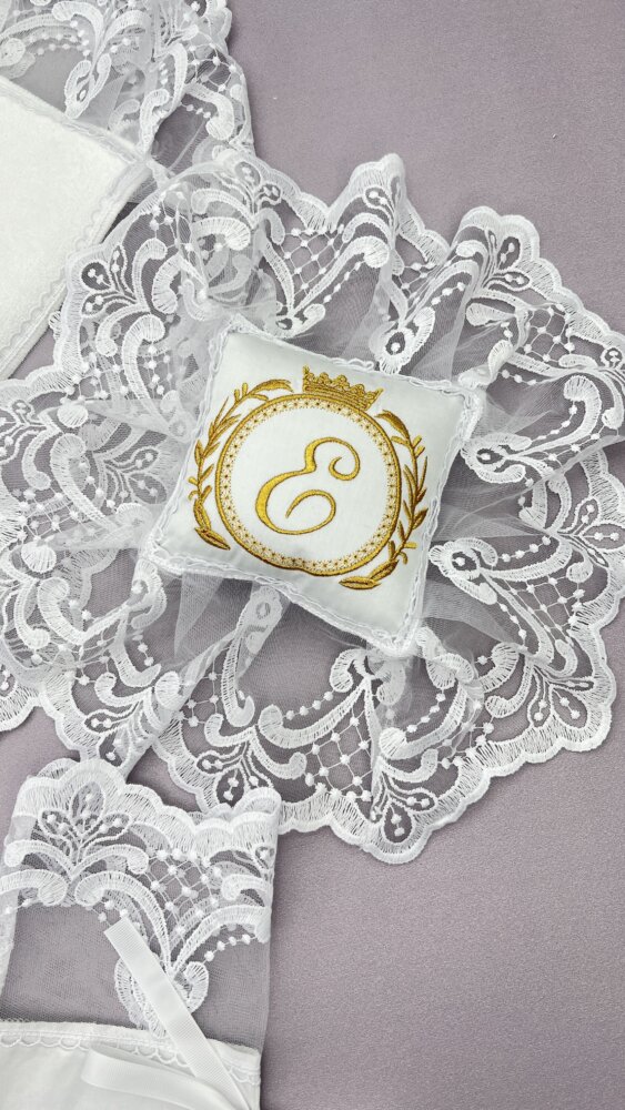 Нарядная подушечка для крестика «Golden Royal» из сатина и широкого кружева.