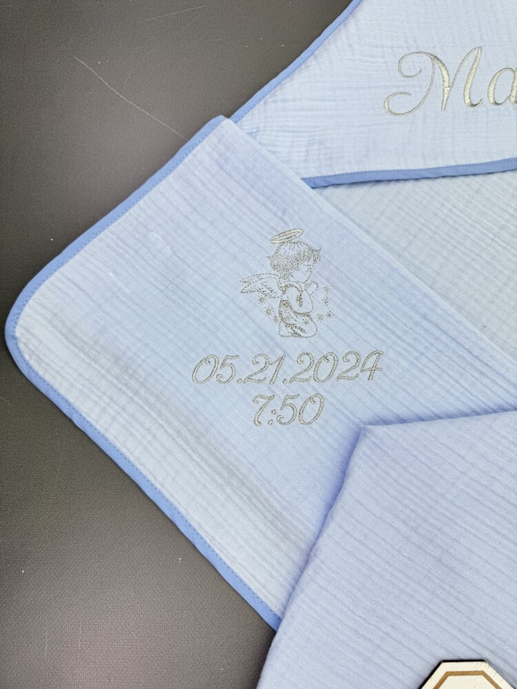 Муслиновая крыжма «Azure Silver» с капюшоном и серебряной вышивкой.