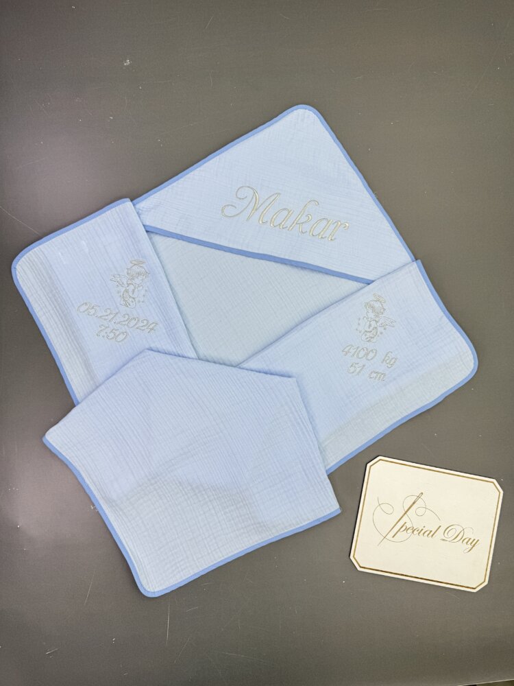 Муслиновая крыжма «Azure Silver» с капюшоном и серебряной вышивкой.