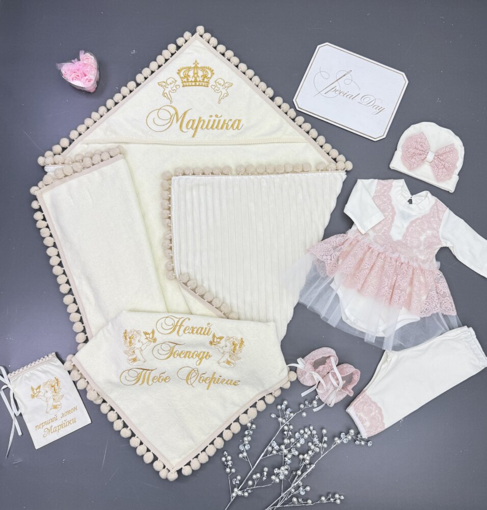 Тёплый крестильный набор «Ivory Marshmallow»: крыжма-плед и одежда с розовым кружевом.