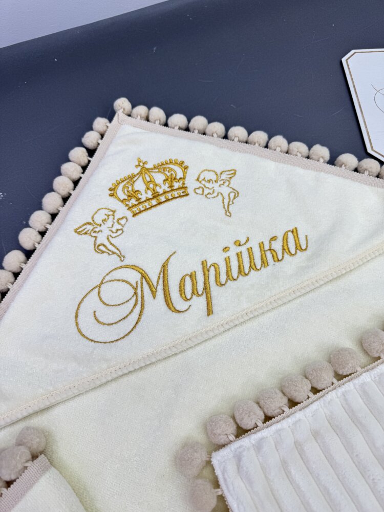 Тёплый крестильный набор «Ivory Marshmallow»: крыжма-плед и одежда с розовым кружевом.