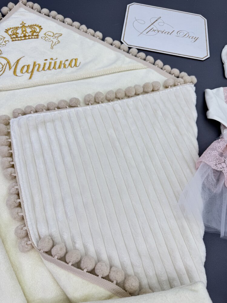 Тёплый крестильный набор «Ivory Marshmallow»: крыжма-плед и одежда с розовым кружевом.