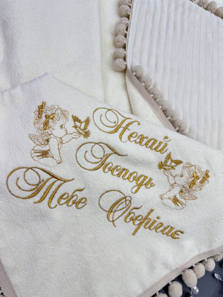 Тёплый крестильный набор «Ivory Marshmallow»: крыжма-плед и одежда с розовым кружевом.