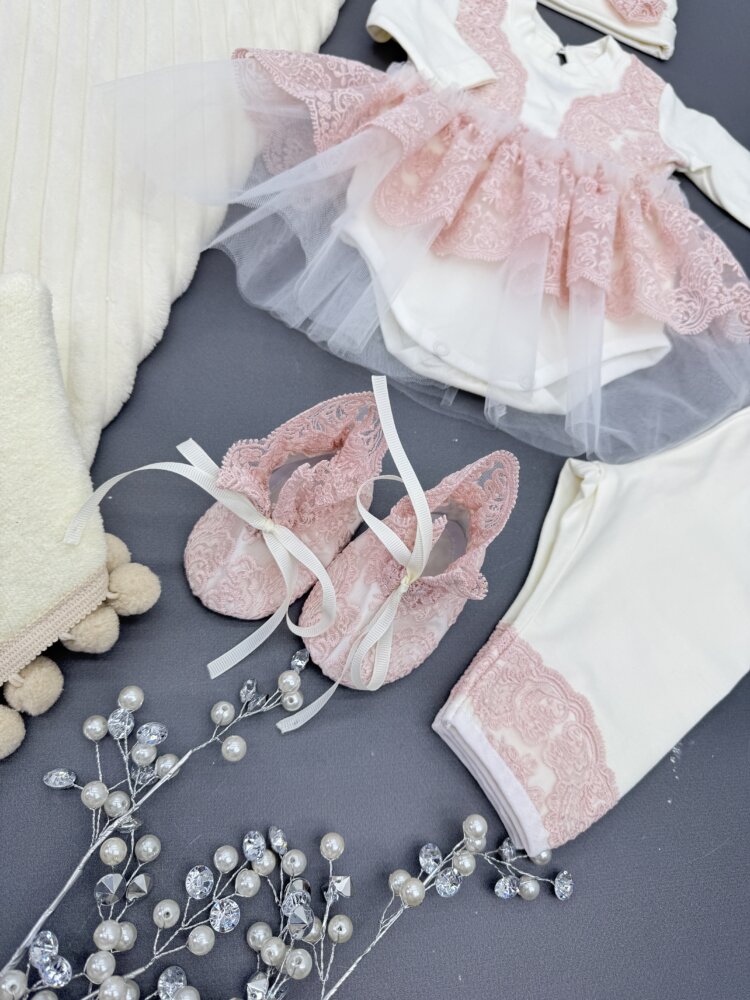 Тёплый крестильный набор «Ivory Marshmallow»: крыжма-плед и одежда с розовым кружевом.