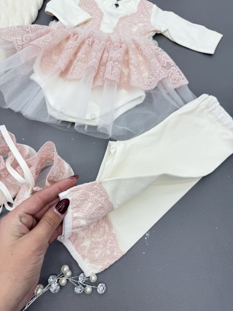 Тёплый крестильный набор «Ivory Marshmallow»: крыжма-плед и одежда с розовым кружевом.