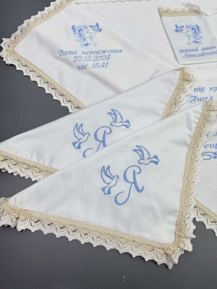 Сатиновые салфетки под свечи на крестины с бежево-белым кружевом