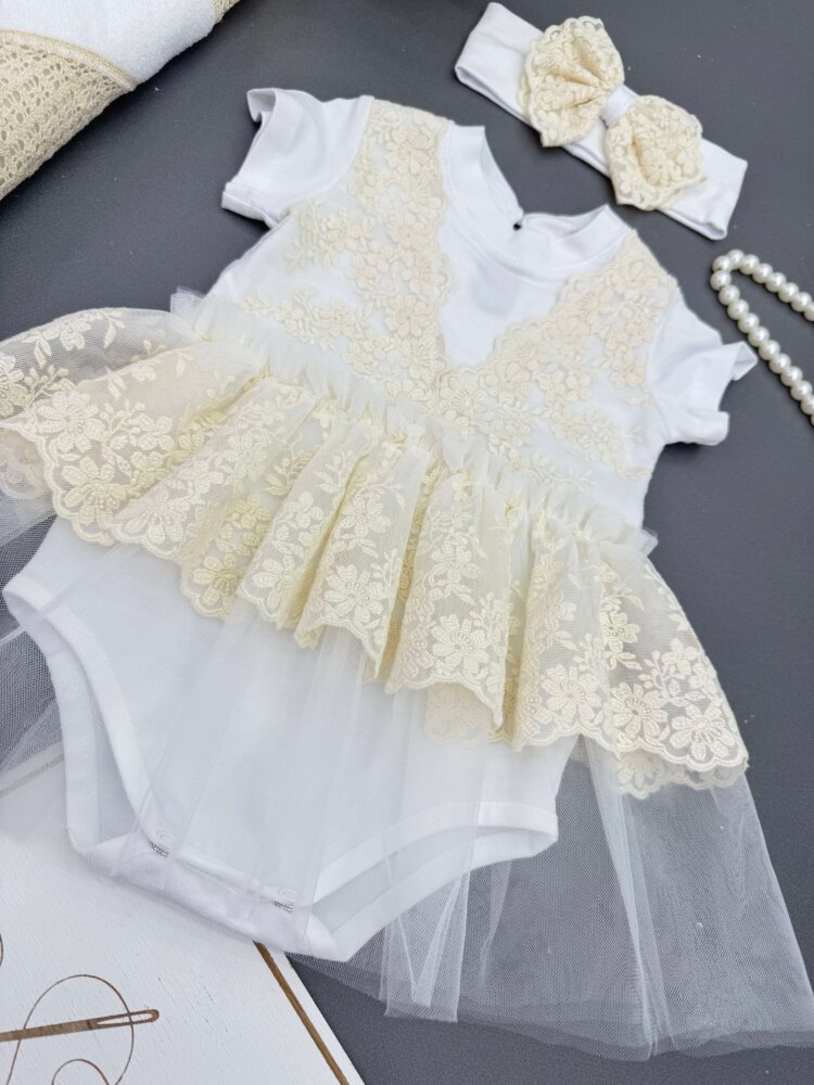 Хрестильний набір для дівчинки «Beige Lace»: крижма, боді-сукня, аксесуари та мішечок