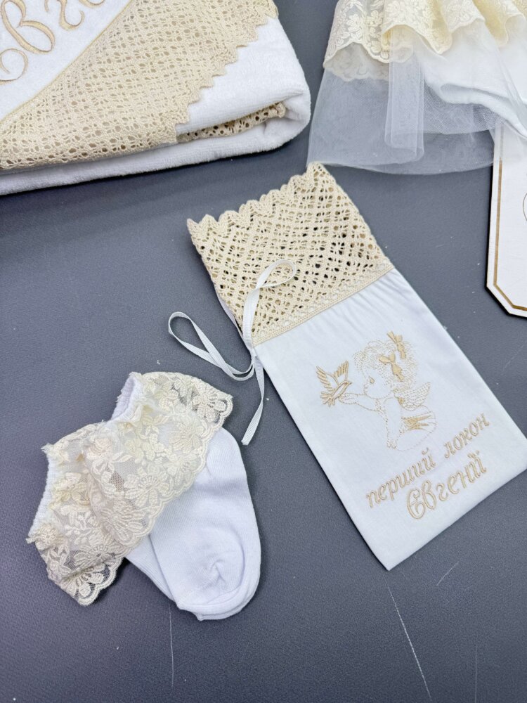 Хрестильний набір для дівчинки «Beige Lace»: крижма, боді-сукня, аксесуари та мішечок