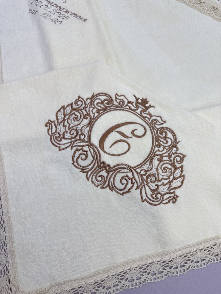 Крыжма «Chocolate Ivory» из велюр-махры и бежевого кружева.