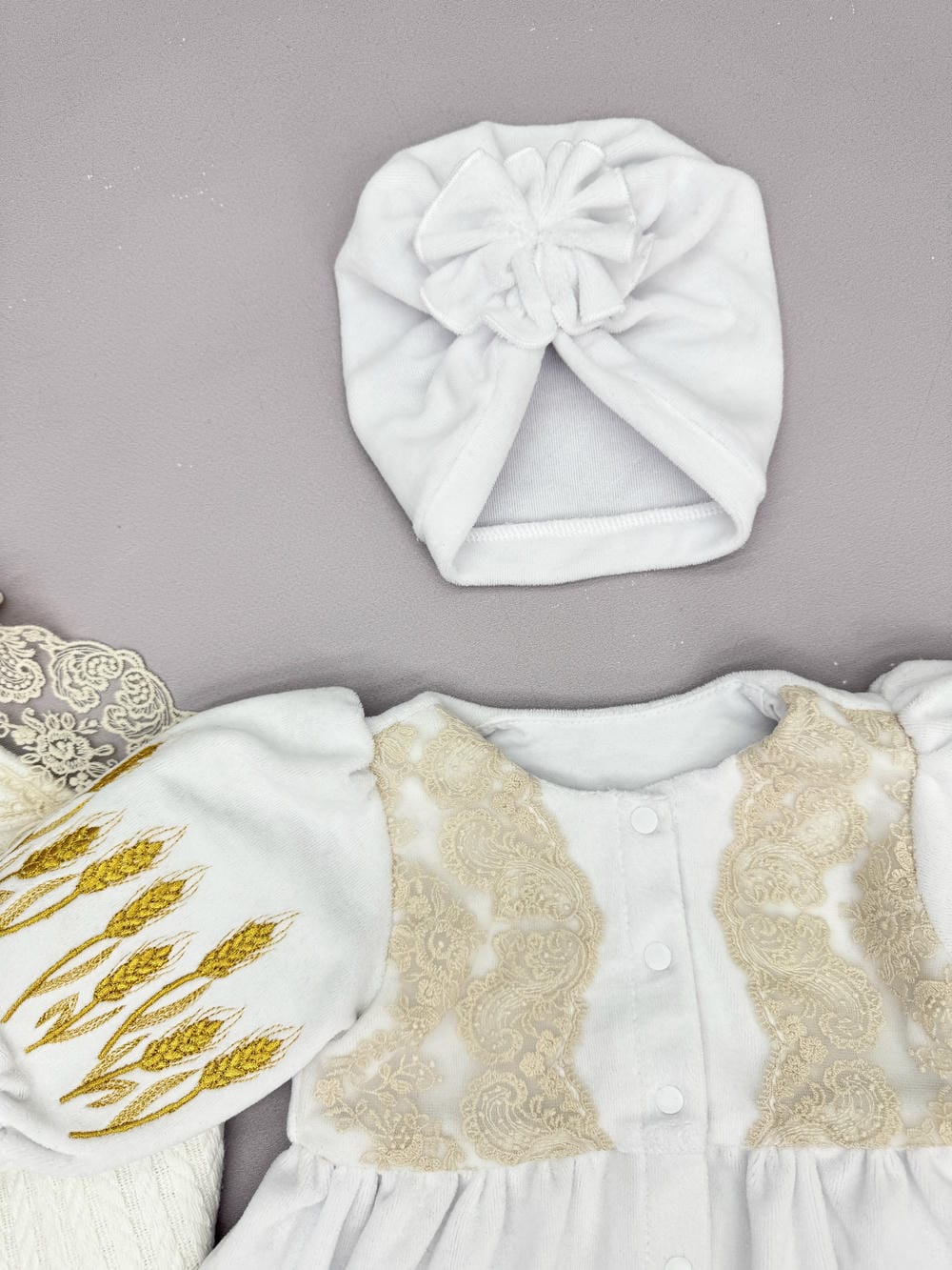 Крестильный набор для девочки «Золотое Колосье»: утеплённая крыжма-плед и одежда