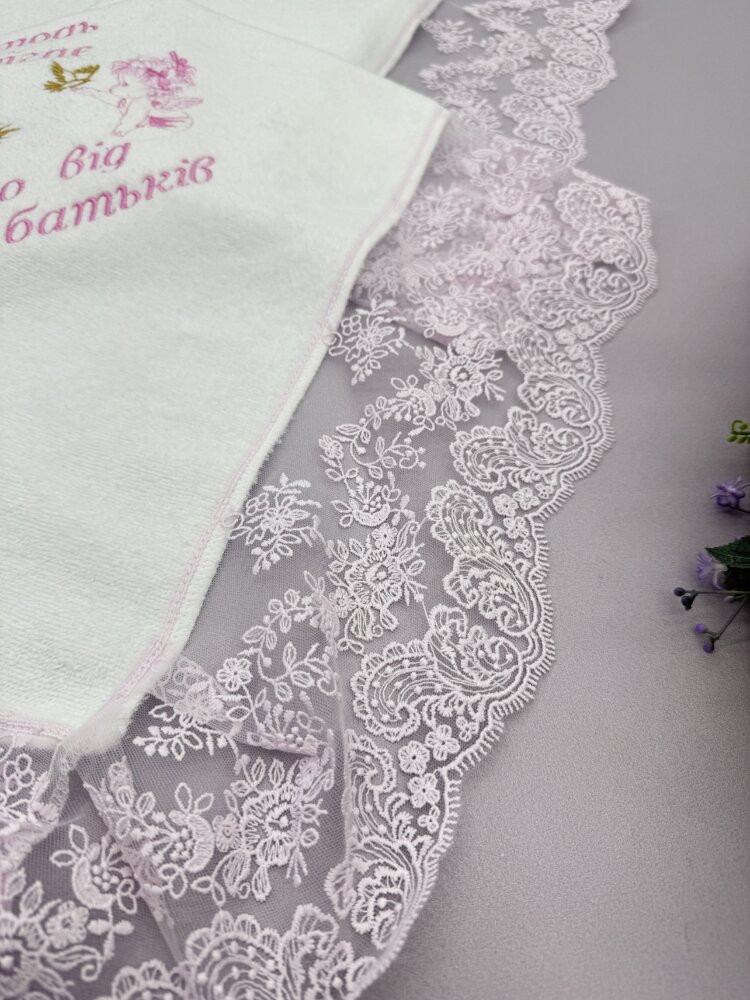 Крыжма «Powder Shine» из белой велюр-махры и пудрового кружева.