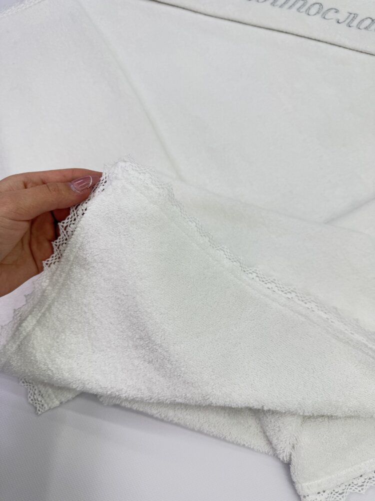 Хрестильний набір «Pure White»: крижма з велюр-махри, атласна подушечка та мішечок для локону