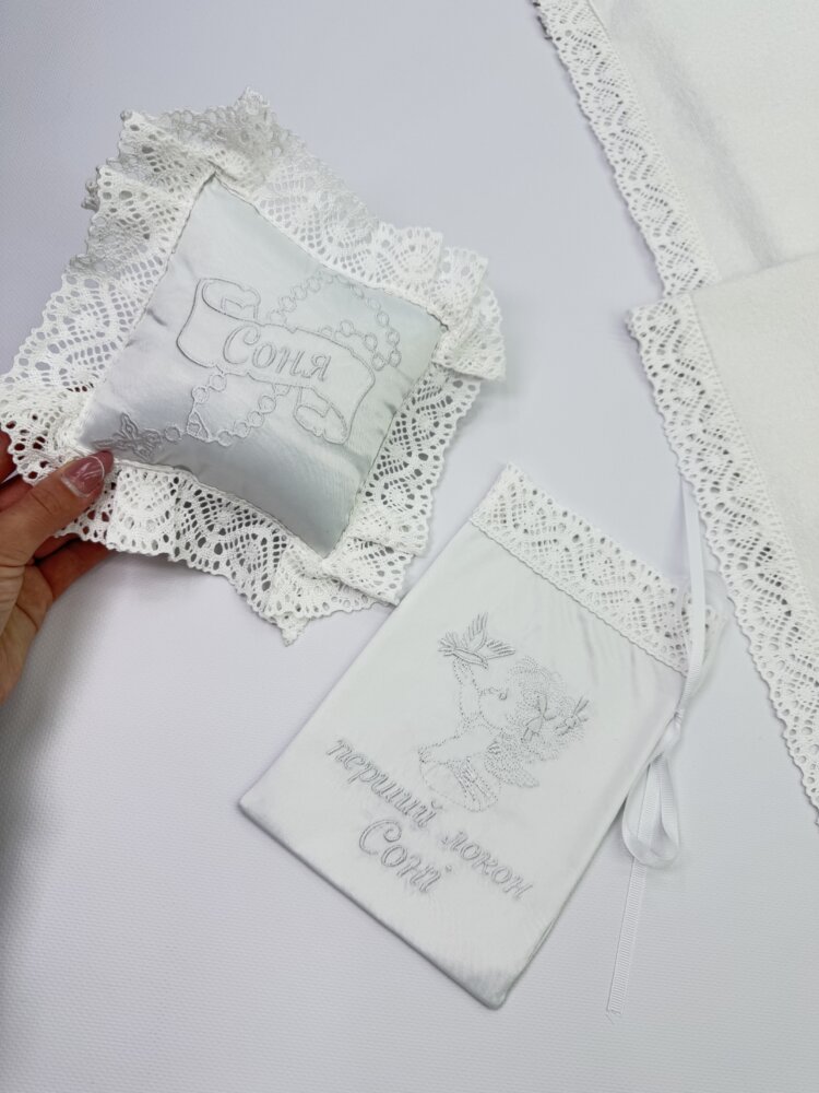 Хрестильний набір «Pure White»: крижма з велюр-махри, атласна подушечка та мішечок для локону