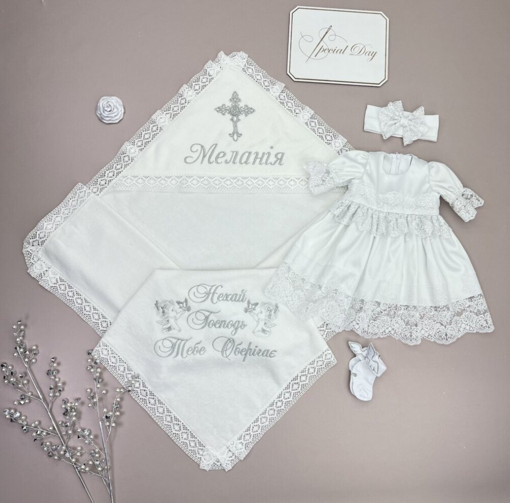 Крестильный набор для девочки «Silver Lace»: крыжма из велюр-махры, сатиновое платье и аксессуары