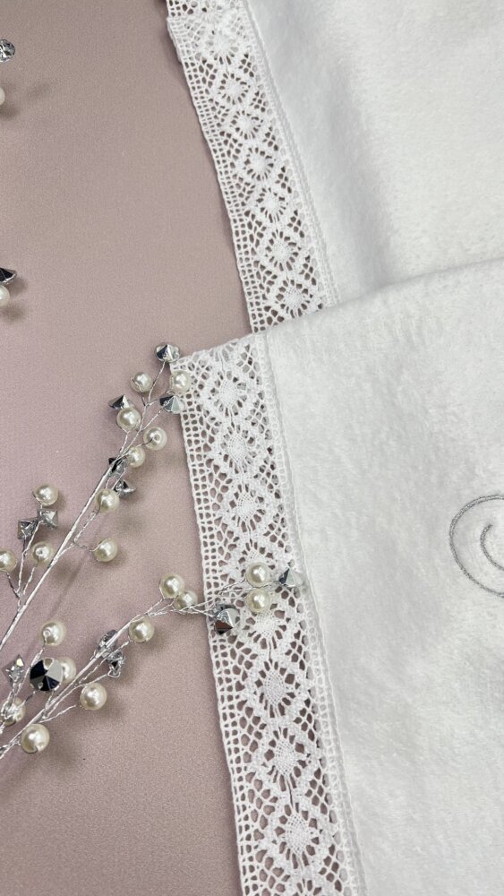 Крестильный набор для девочки «Silver Lace»: крыжма из велюр-махры, сатиновое платье и аксессуары